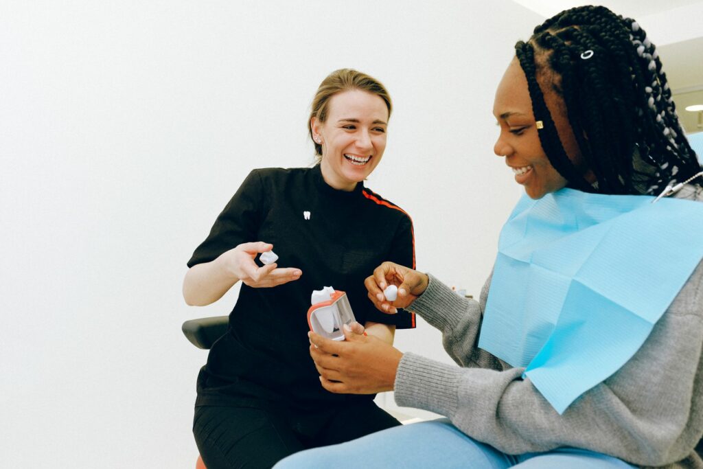 Dentiste et patiente pendant une consultation à Casablanca