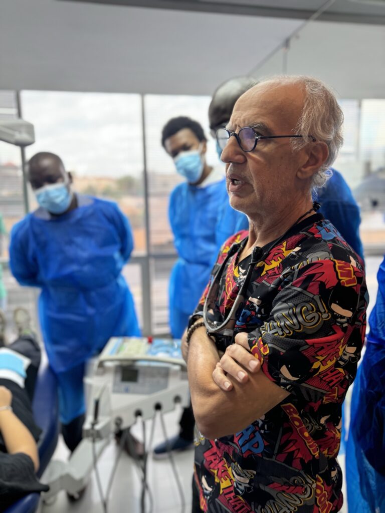 Formateur expliquant une technique à des dentistes en formation, Dental Arts Academy Casablanca