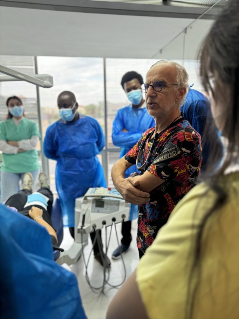 Groupe de dentistes en formation pratique à la Dental Arts Academy, Clinique Dentaire Internationale Casablanca