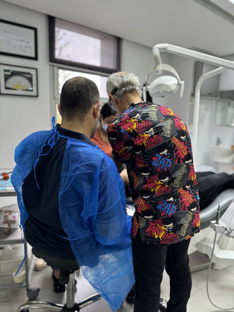 Atelier pratique encadré pendant une formation dentaire à Casablanca