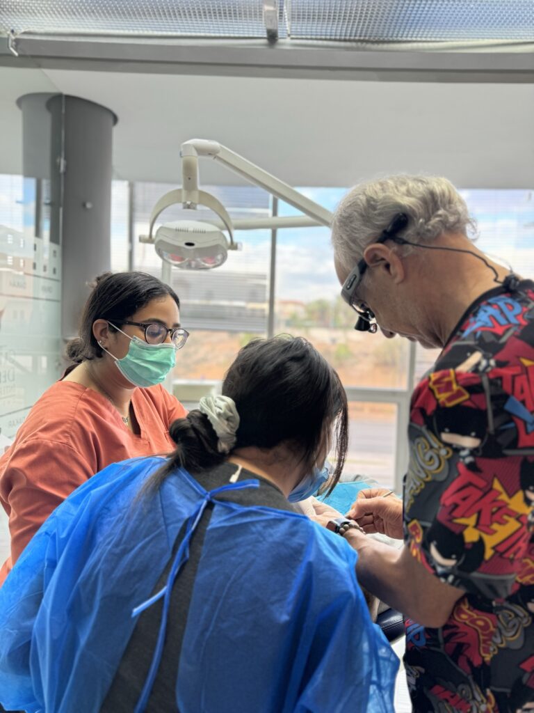 Formateur supervisant une dentiste en formation au fauteuil, Dental Arts Academy