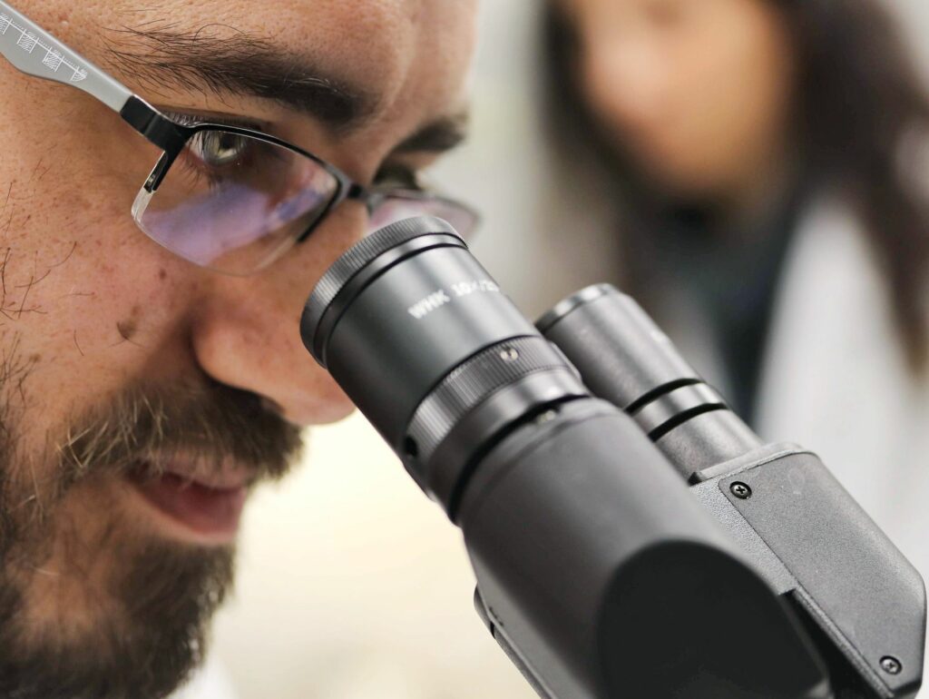 Chercheur au microscope, recherche dentaire
